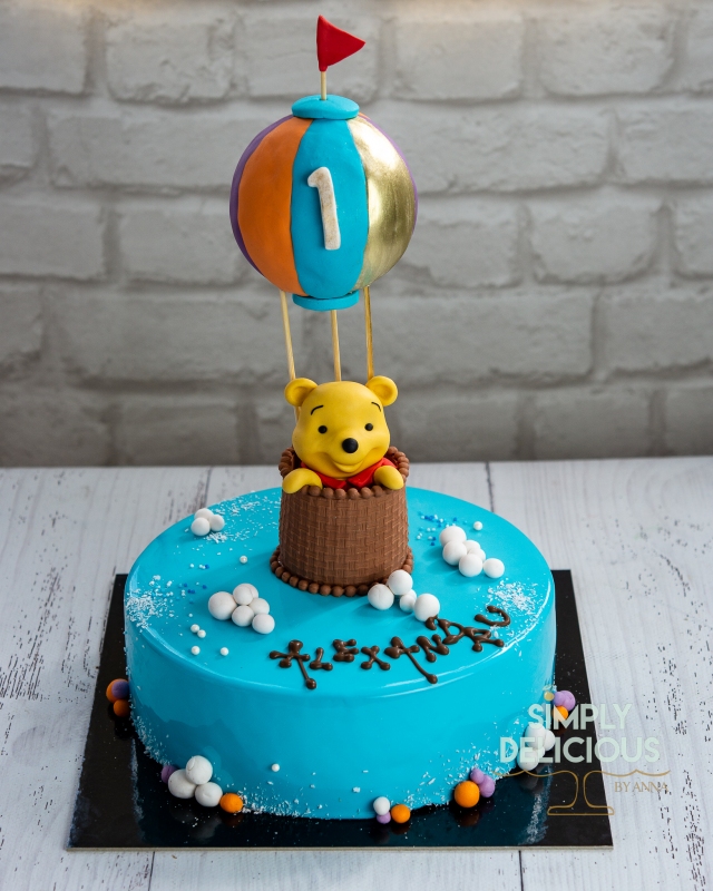 2021-02-28-Torturi-DSC01177-1an-albastru-Animalute-Baloane-Botez-figurina-glazura-ursulet-winnie-the-pooh