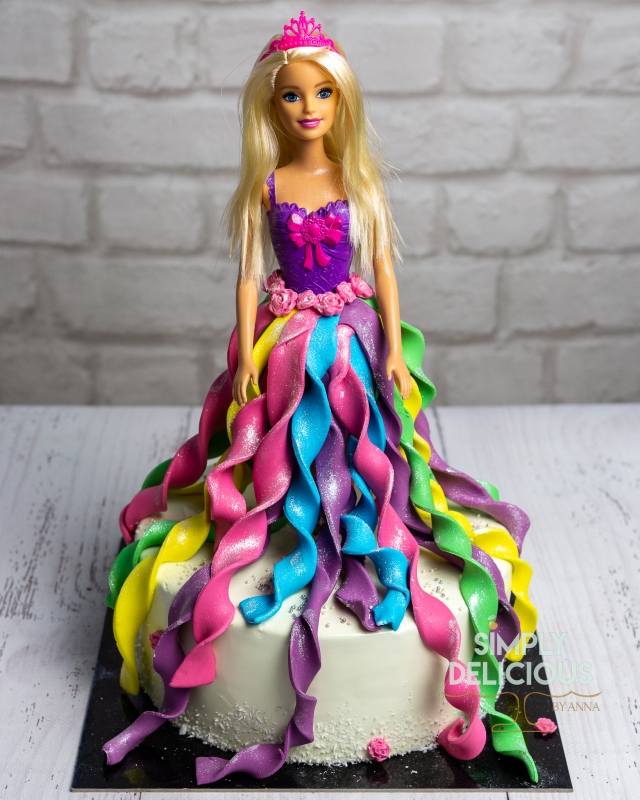 2021-03-07-Torturi-DSC01298-alb-barbie-figurina-glazura-papusa