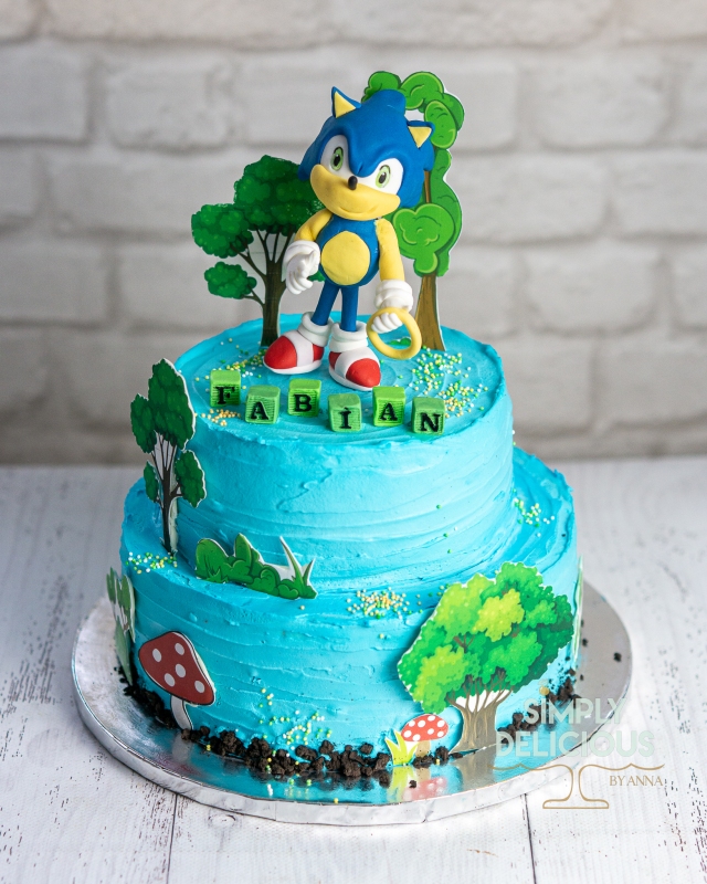 2021-04-04-Torturi-DSC01982-albastru-Botez-crema-etajat-figurina-sonic