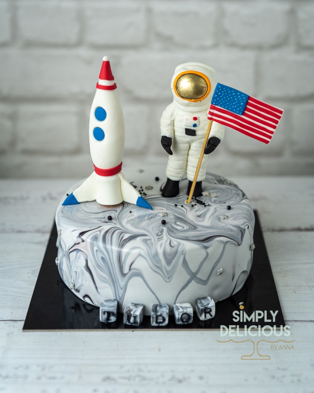 2021-06-06-Torturi-NAN09576-astronaut-figurina-glazura-gri-racheta