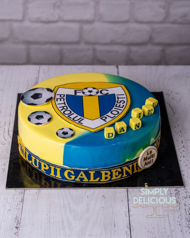 2021-07-04-Torturi-NAN02263-albastru-fotbal-galben-glazura-jumatate-sport-vafa