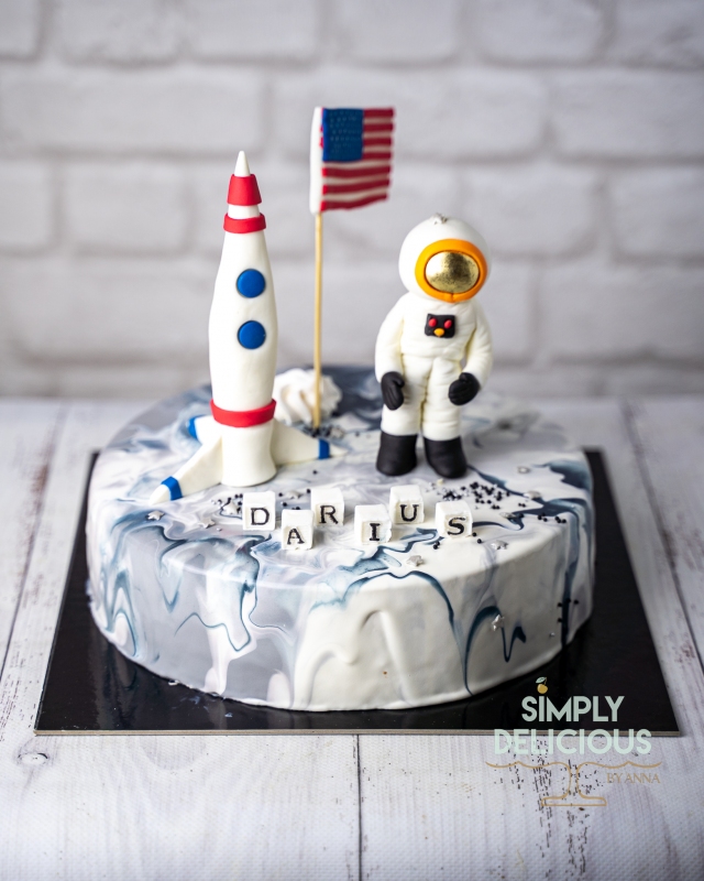 2021-07-11-Torturi-NAN02558-astronaut-figurina-glazura-gri-racheta