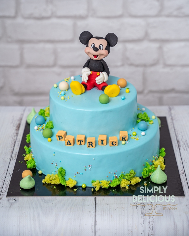 2021-07-11-Torturi-NAN02704-albastru-Botez-etajat-figurina-glazura-mickey