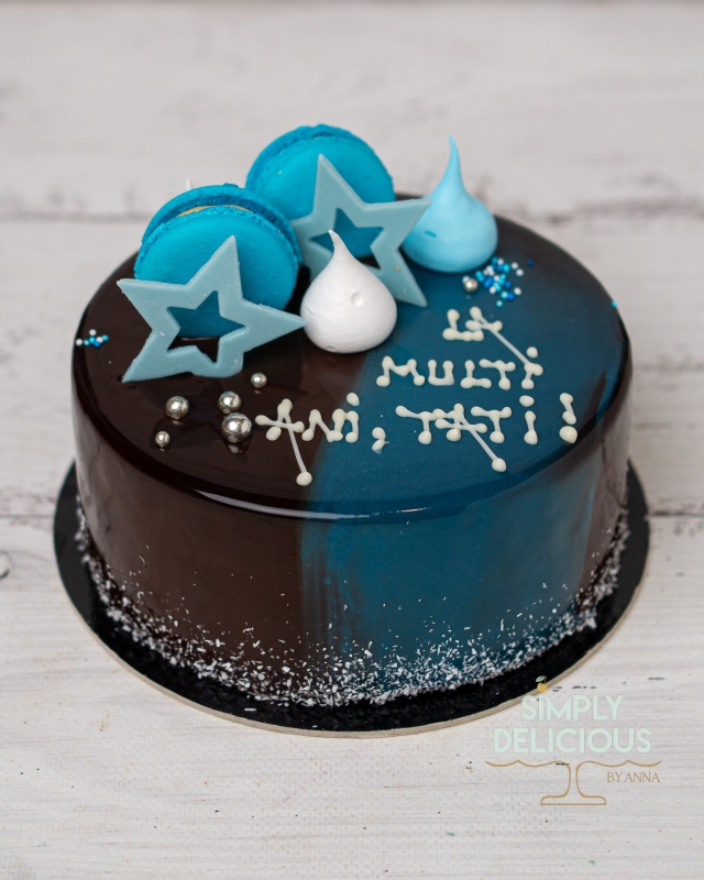 2021-08-22-Torturi-DSC00044-albastru-glazura-jumatate-macarons-negru-simplu-stele
