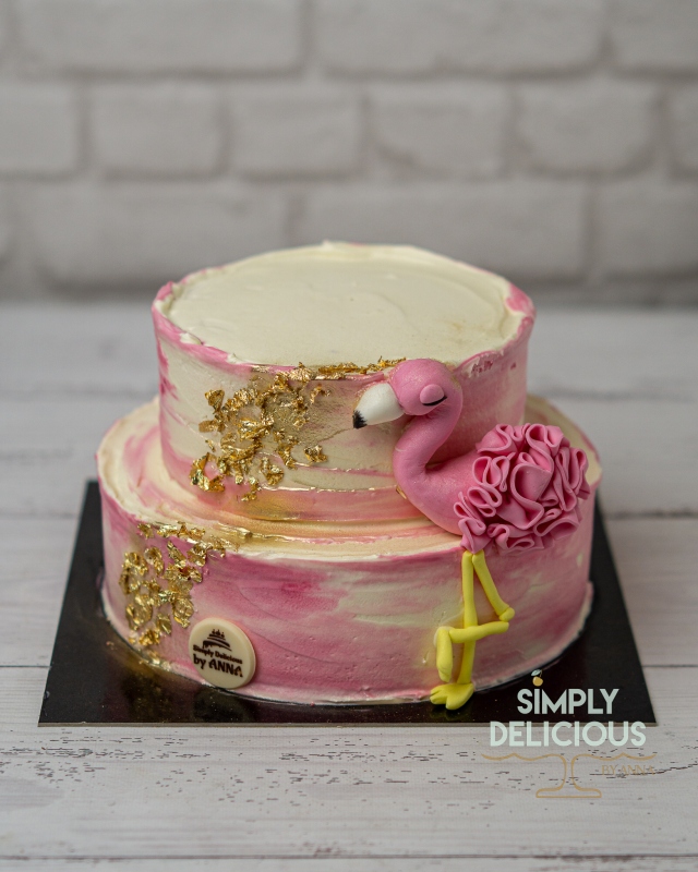 2021-08-22-Torturi-DSC00084-alb-Animalute-auriu-crema-etajat-figurina-flamingo-roz