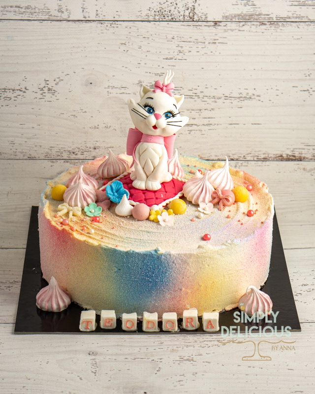 2021-10-03-Torturi-DSC00978-alb-albastru-Animalute-crema-figurina-galben-multicolor-pisica-pisicorn