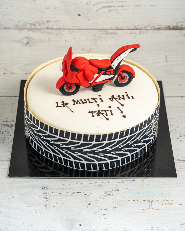 2021-10-17-Torturi-NAN02933-alb-figurina-glazura-Masini-motocicleta