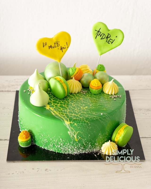 2021-12-05-Torturi-DSC01597-bezele-bile-glazura-inimi-macarons-spider-verde