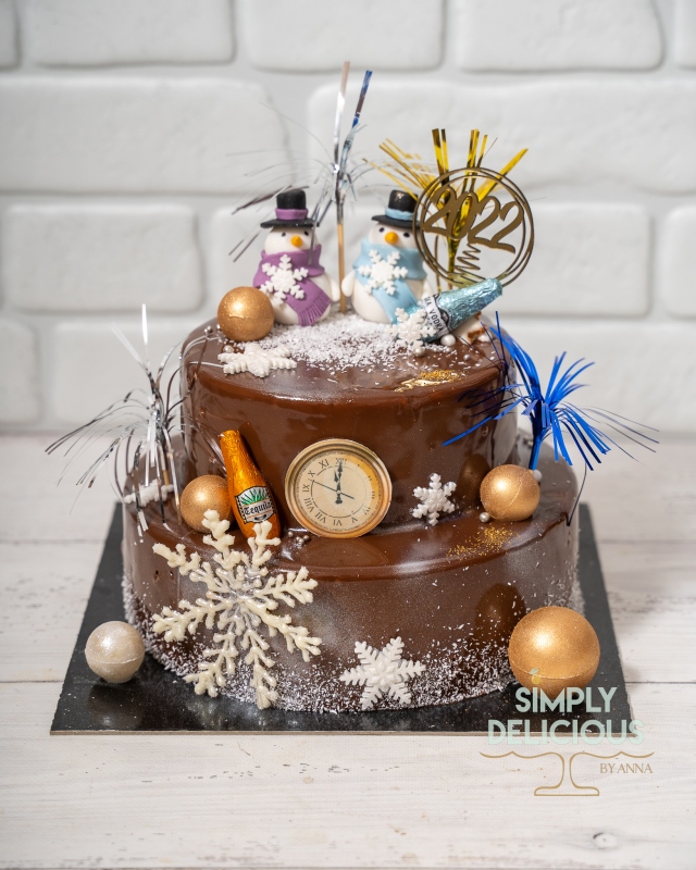 2021-12-31-Torturi-NAN08624-ciocolata-etajat-figurina-glazura-iarna-om-de-zapada-revelion-special-topper