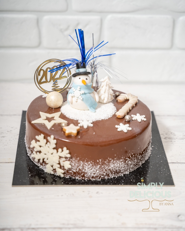 2021-12-31-Torturi-NAN08653-ciocolata-figurina-glazura-iarna-om-de-zapada-revelion-special-topper