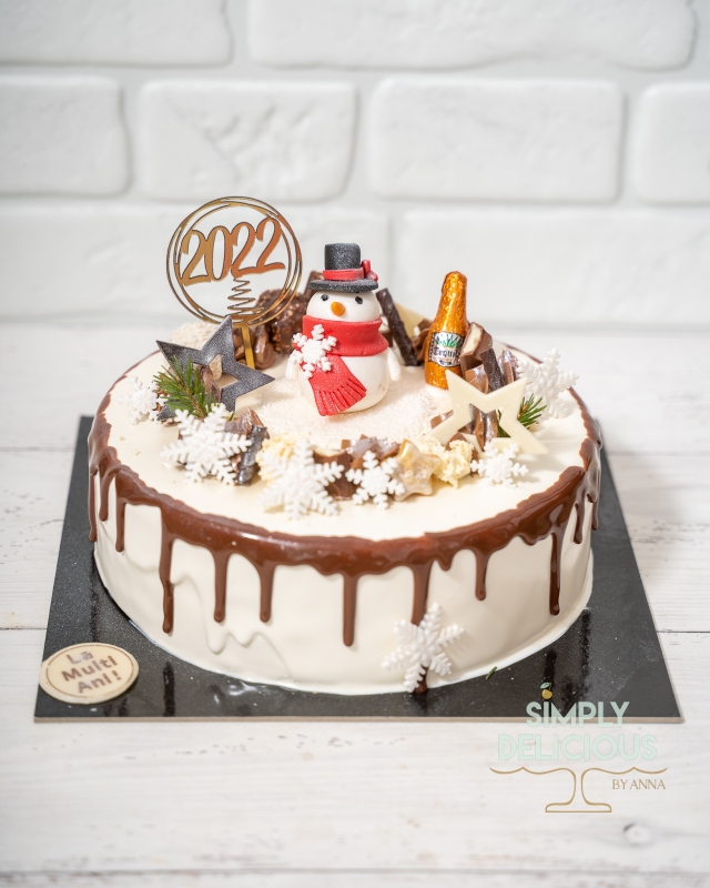 2021-12-31-Torturi-NAN08669-alb-figurina-glazura-iarna-om-de-zapada-revelion-special-topper