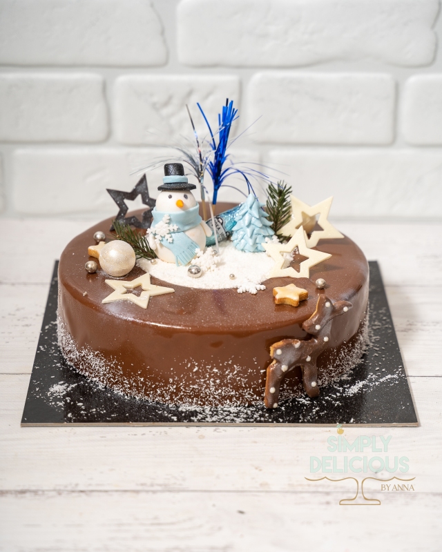 2021-12-31-Torturi-NAN08678-ciocolata-figurina-glazura-iarna-om-de-zapada-revelion-special-topper