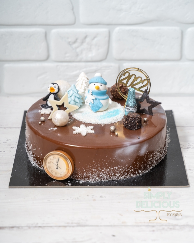 2021-12-31-Torturi-NAN08686-ciocolata-figurina-glazura-iarna-om-de-zapada-revelion-special-topper