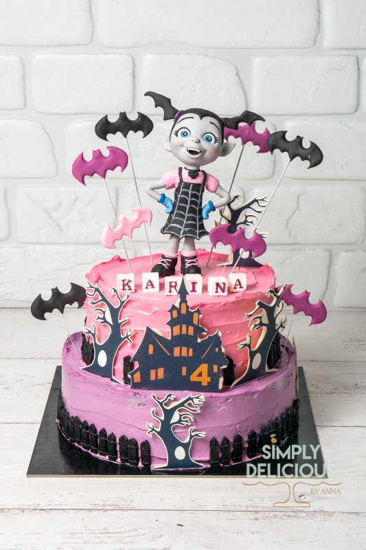 2022-03-20-Torturi-2022-03-20-Torturi-DSC02946-crema-etajat-figurina-halloween-mov-roz-vafa-vampirina
