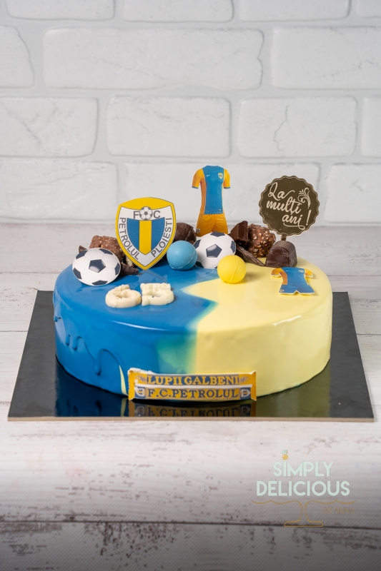 2022-04-17-Torturi-NAN03150-albastru-fotbal-galben-glazura-jumatate-sport-topper-vafa