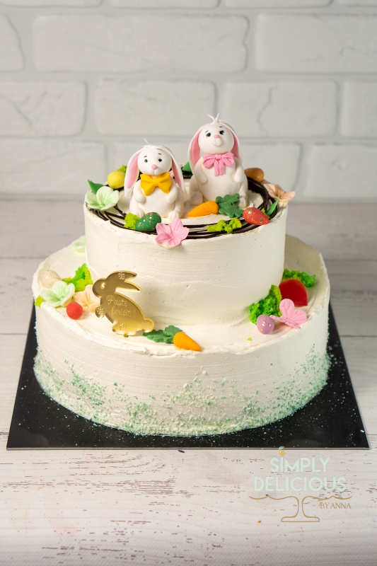 2022-04-23-Torturi-DSC03239-alb-Animalute-crema-etajat-figurina-iepuras-pasti-topper