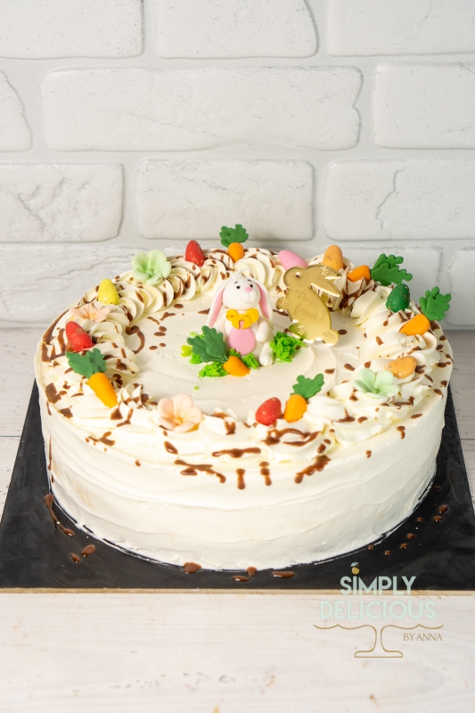 2022-04-23-Torturi-DSC03241-alb-Animalute-crema-figurina-iepuras-pasti-topper