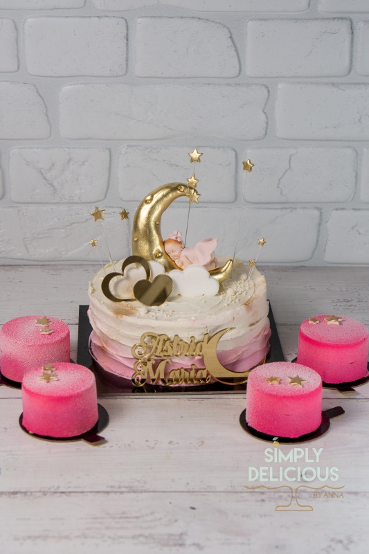2022-05-08-Torturi-DSC03384-alb-Botez-crema-figurina-Monoportii-roz-stele-topper