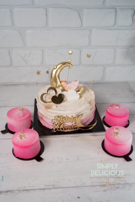 2022-05-08-Torturi-NAN04814-alb-Botez-crema-figurina-Monoportii-roz-stele-topper