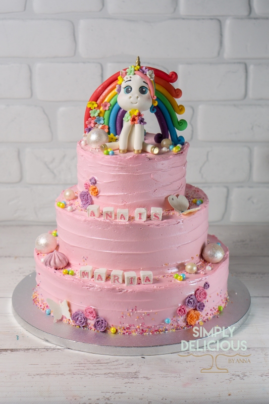 2022-05-15-Torturi-DSC03433-Botez-crema-curcubeu-etajat-figurina-roz-unicorn