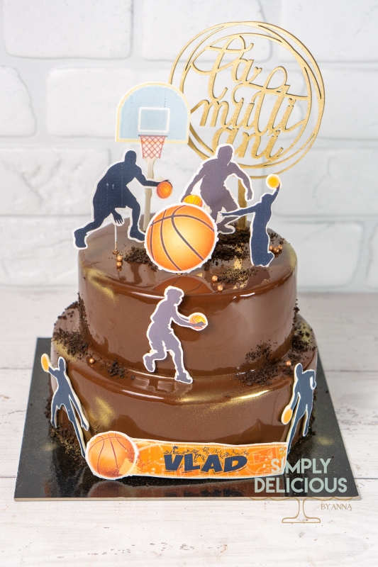 2022-05-15-Torturi-DSC03454-baschet-ciocolata-etajat-glazura-sport-topper-vafa