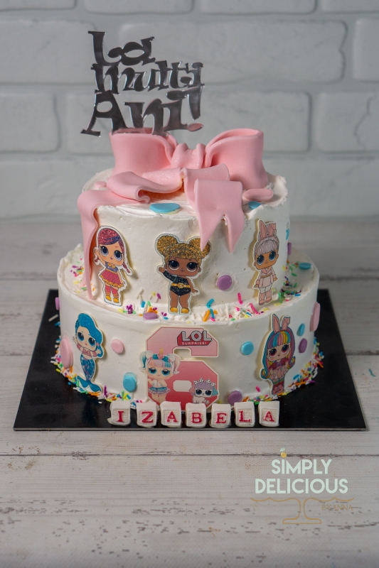 2022-05-31-Torturi-DSC03551-alb-Botez-crema-etajat-lol-dols-topper-vafa