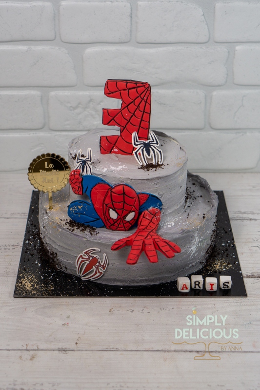 2022-05-31-Torturi-DSC03647-Botez-crema-etajat-gri-spiderman-super-eroi-topper-vafa