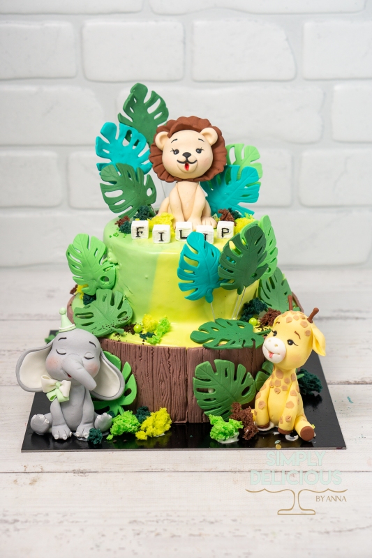 2022-06-05-Torturi-DSC03787-Animalute-Botez-elefant-etajat-figurina-girafa-glazura-jungla-leu-verde