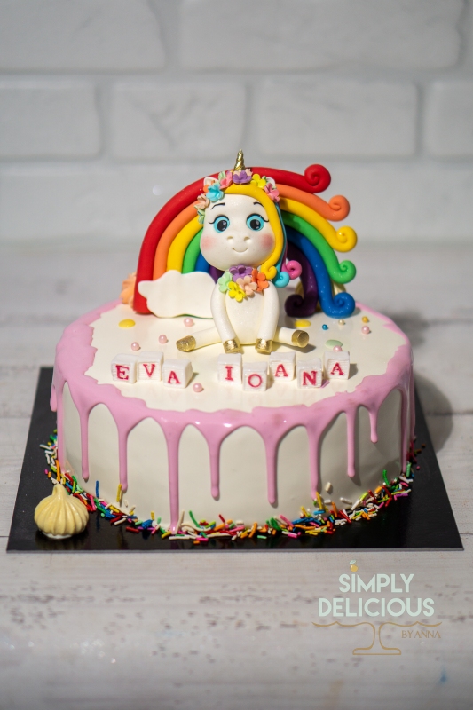 2022-06-19-Torturi-DSC03993-alb-curcubeu-drip-figurina-glazura-roz-unicorn