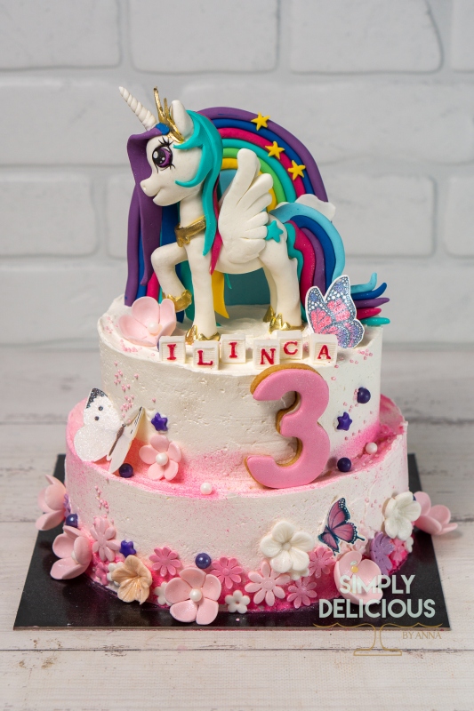 2022-06-19-Torturi-DSC04043-alb-Botez-crema-curcubeu-etajat-figurina-roz-unicorn