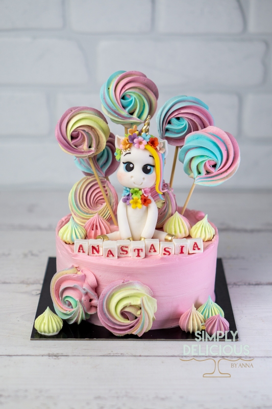 2022-08-15-Torturi-DSC04904-acadele-bezele-crema-figurina-roz-unicorn