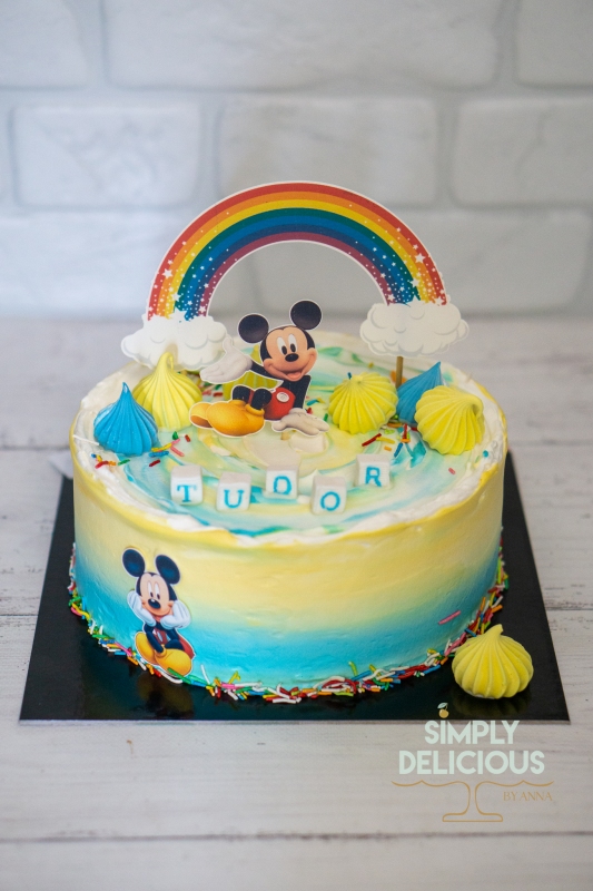 2022-08-28-Torturi-DSC04963-crema-curcubeu-figurine-din-foaie-de-zahar-galben-mickey