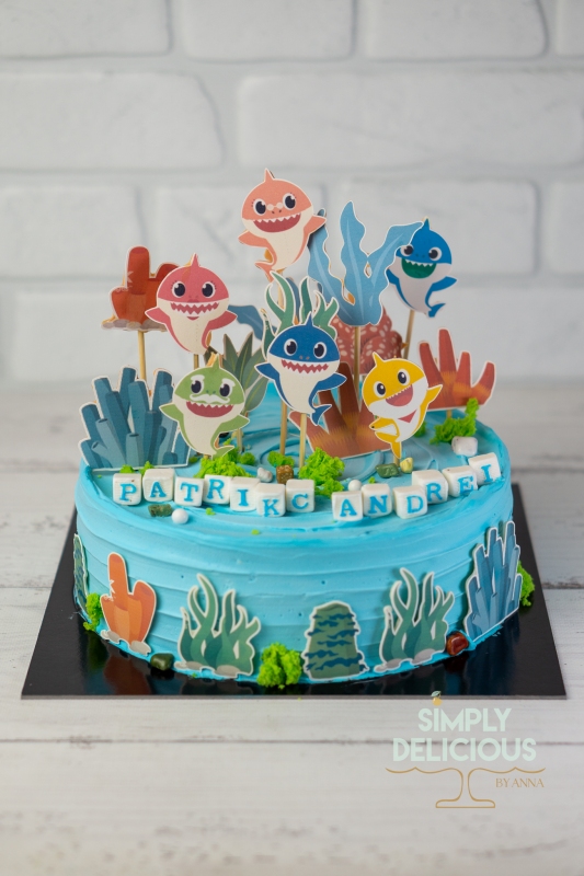 2022-08-28-Torturi-DSC04972-albastru-Animalute-baby-shark-crema-figurine-din-foaie-de-zahar-tema-marina