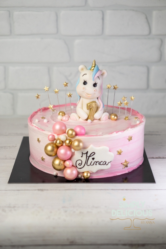 2022-09-11-Torturi-DSC05142-bile-crema-figurine-modelate-roz-stele-unicorn