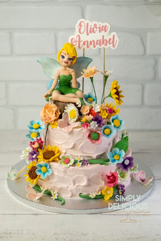 2022-09-18-Torturi-DSC05246-Botez-clopotica-crema-etajat-figurine-modelate-flori-printese-roz-tinkerbell