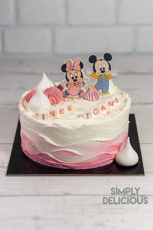 20221023-DSC05506-alb-crema-figurine-din-foaie-de-zahar-mickey-minnie-roz