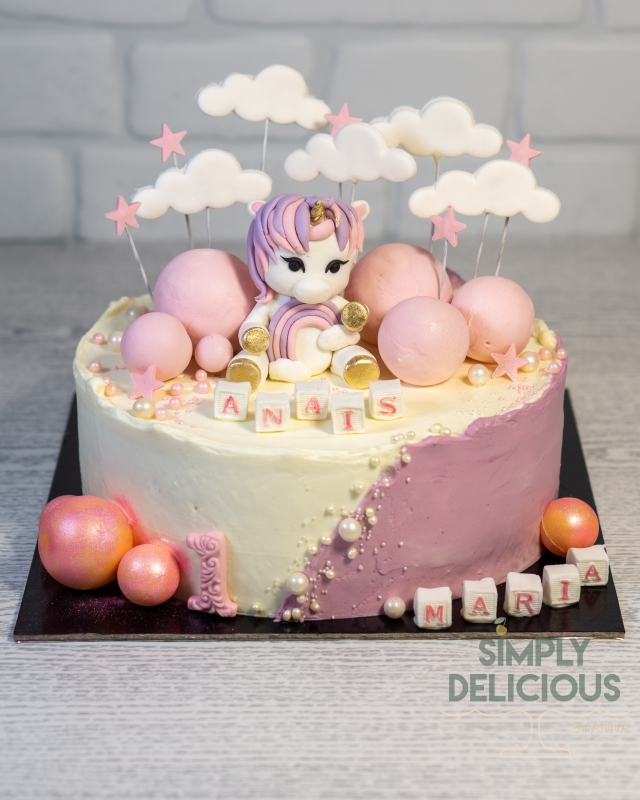 20230204-DSC06737-alb-Baloane-bile-figurine-modelate-nori-roz-unicorn