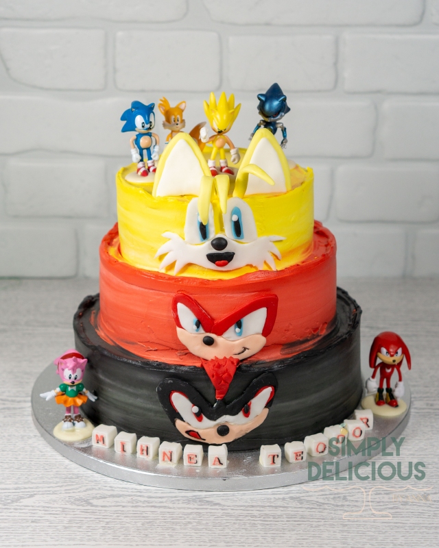 20230406-DSC07357-etajat-figurine-modelate-galben-multicolor-negru-rosu-sonic